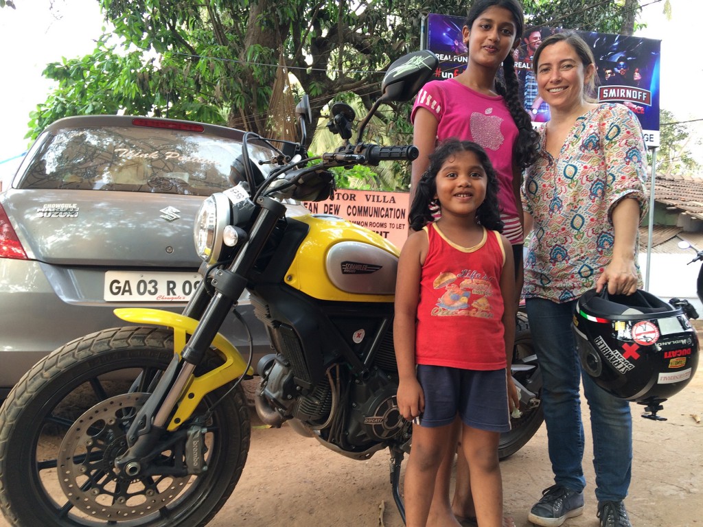 Con chicas INdias en Goa