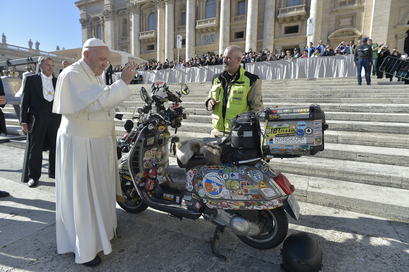El Papa Francisco bendice en el Vaticano la Vespa del aventurero español JAF Fernández