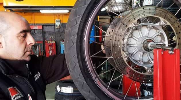Neumáticos de moto: composición y seguridad