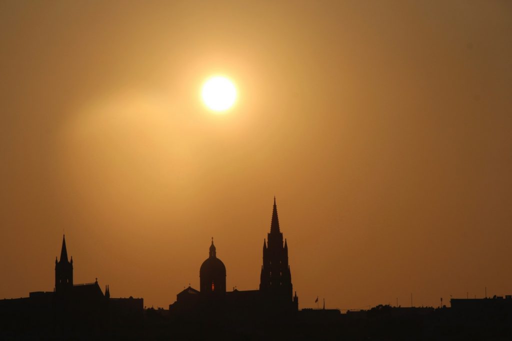El sol se prepara para ocultarse en Malta, ¡maldita pista aquella!