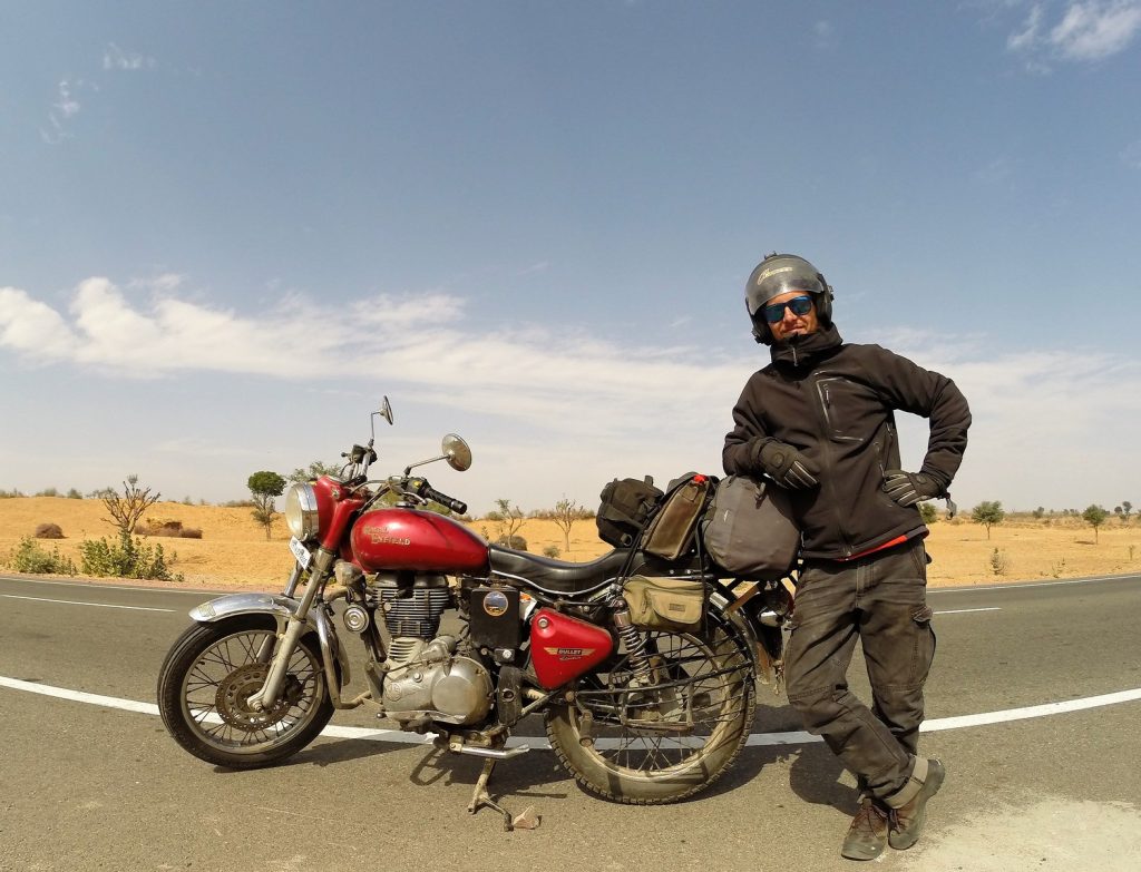 Matías Rampón con la Royal Enfield que le acompañó durante su aventura.