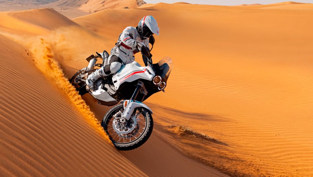 La DesertX, desempeñándose en las dunas.