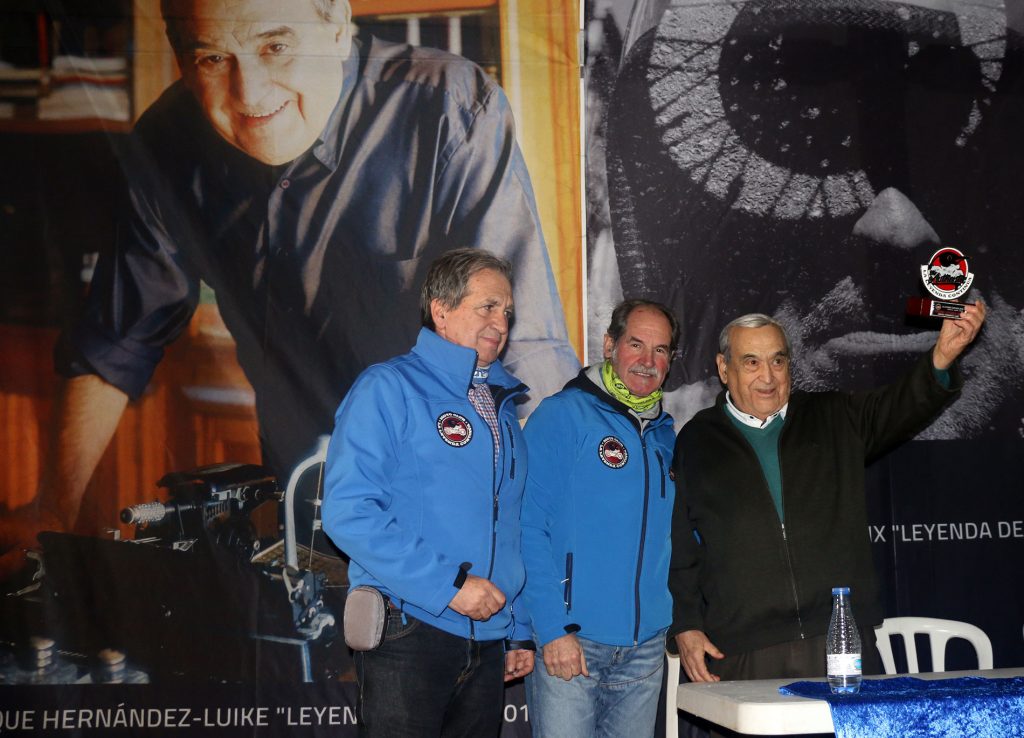 Luike, junto a Pedro y Mariano Parellada, recibiendo el premio Leyenda de Oro. Foto: Quique Arenas.-