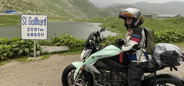 Alicia Sornosa recorre 3.000 km en una moto eléctrica hasta Suiza