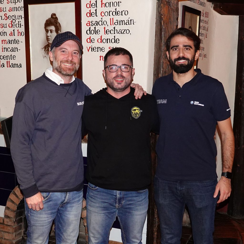 Carlos Capel (DadRider), junto a Rafa Ausejo, CEO de Ruralka (izquierda) y Miguel Ángel Godoy, en representación de BMW Motorrad España.