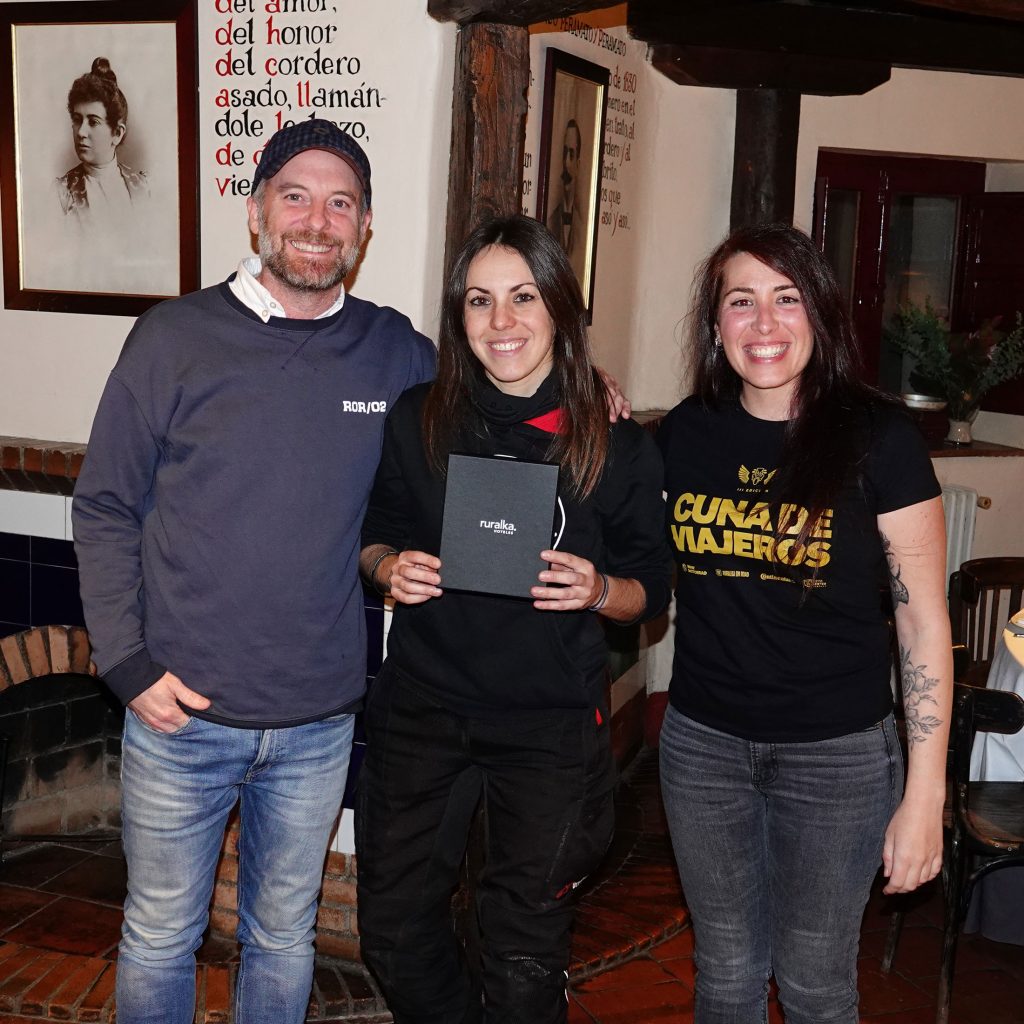 Silvia Izquierdo recibió de Amanda Hurtado (embajadora de la primera edición), el premio por su ruta a Córcega.