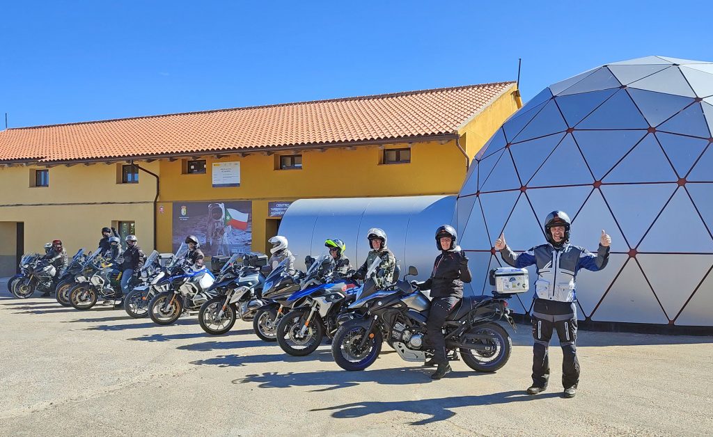 En el exterior del Centro Turístico Singular Astronómico de Alcoba.