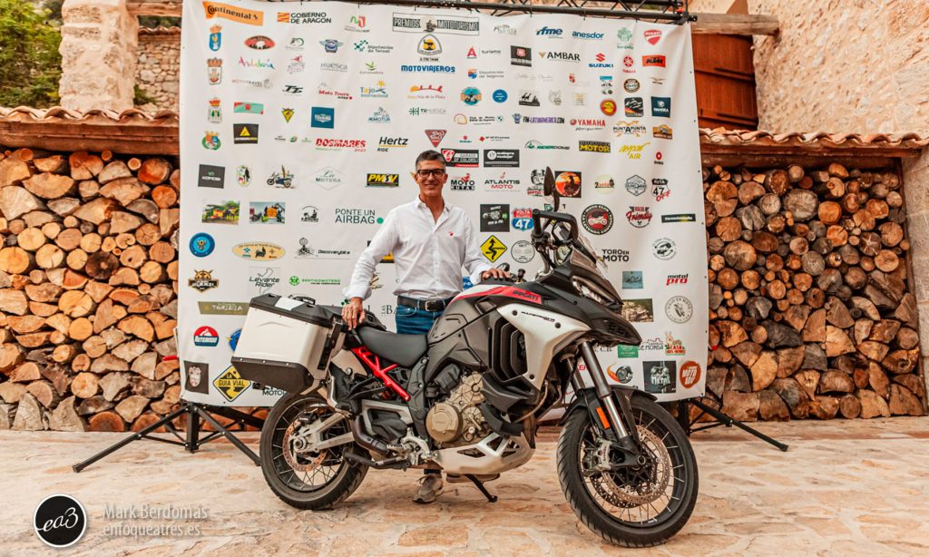 Pablo Silván, responsable de Marketing y Comunicación de Ducati Ibérica, junto a la Multistrada V4, vencedora en el apartado Moto Viajera. Foto: Mark Bardomás | enfoqueatres.com