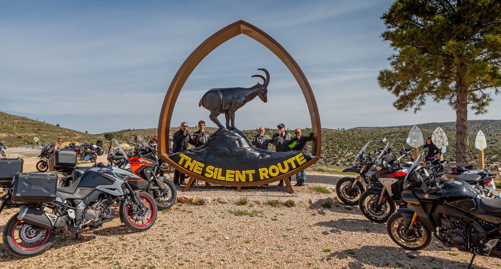 Las cinco motos finalistas, en la ruta del silencio. Foto: Mark Bardomás | enfoqueatres.com