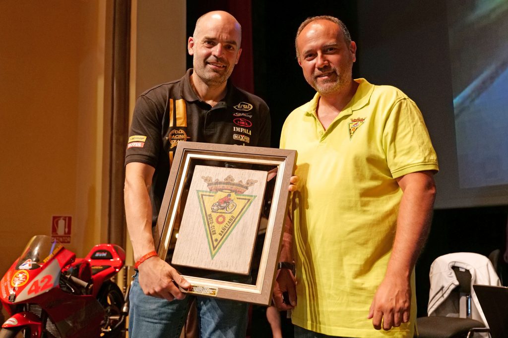 Raül Torras, recibiendo un reconocimiento por parte del Moto Club Bañezano de manos de José Javier Morla. Foto: Quique Arenas.-