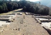 Castellum Fractum, asentamiento situado sobre un lugar excepcional donde a sus pies pasa tanto el río Ter como la antigua Vía Augusta romana, hoy N-II