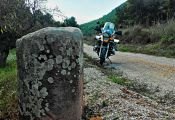Uno de los muchos miliarios que encontramos en la ruta.