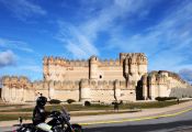 Castillo de Coca. Ruta en Harley por Ávila, Segovia y Valladolid
