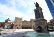 Vía de la Plata: estatua de Don Pelayo, Gijón.