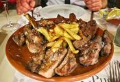 La Alpujarra en moto. La cocina del Hotel Restaurante Puerta Nazarí, Órgiva, destaca por sus exquisitas carnes.