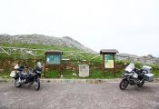 COMO UNA ATALAYA SOBRE LA RUTA VÍA DE LA PLATA SE LEVANTA EL ANGLIRU, UN COLOSO CONVERTIDO EN ESCENARIO DE LEGENDARIAS ETAPAS EN LA VUELTA CICLISTA A ESPAÑA.