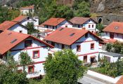 < El Poblado Minero de Bustiello, un ejemplo del denominado “paternalismo industrial”.