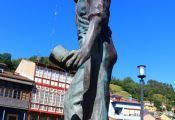 Monumento al Escanciador: visitar Mieres y no sentarse en la plaza de Requejo es un delito.